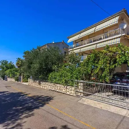 Four-bedroom In Iii דירה