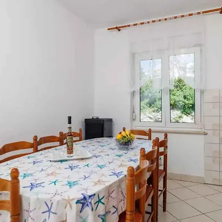 Four-bedroom In Iii דירה